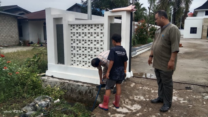 Gotong Royong di lingkungan kantor Kelurahan Sindang Sari bersama anak sekolah dari Sekolah alam samarinda