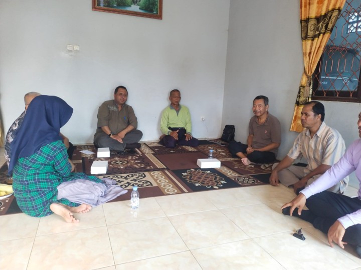 Rapat terbatas bersama Ketua POKMAS di hadiri Lurah kasi ekobang dan kasi kesra serta pendamping Probebaya.