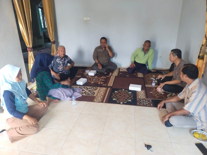 Rapat terbatas bersama Ketua POKMAS di hadiri Lurah kasi ekobang dan kasi kesra serta pendamping Probebaya.