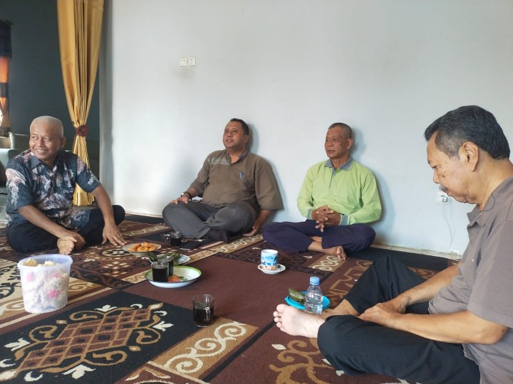 Rapat terbatas bersama Ketua POKMAS di hadiri Lurah kasi ekobang dan kasi kesra serta pendamping Probebaya.