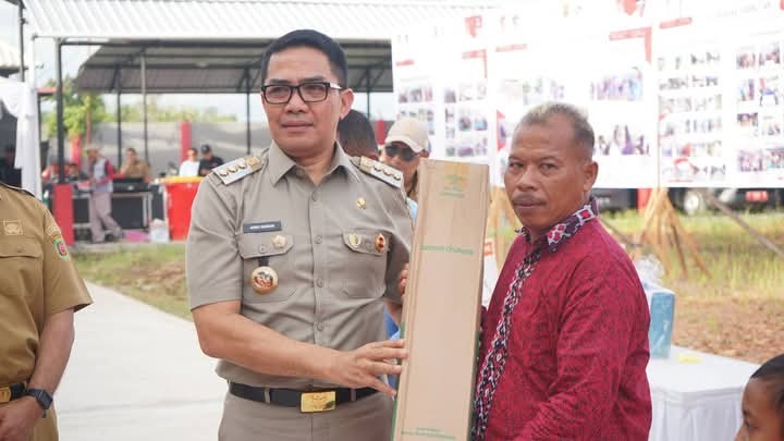 Penyerahan Probebaya Tahun 2024 di Kecamatan Sambutan oleh Wali Kota Samarinda