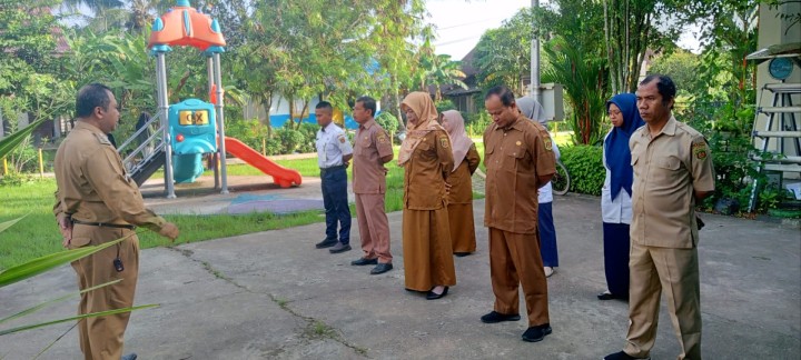 Rutinitas apel pagi di lingkungan pemerintahan kelurahan sindang sari