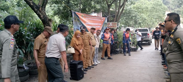 Mengikuti kegiatan Penanaman Rumput di TPA Sambutan