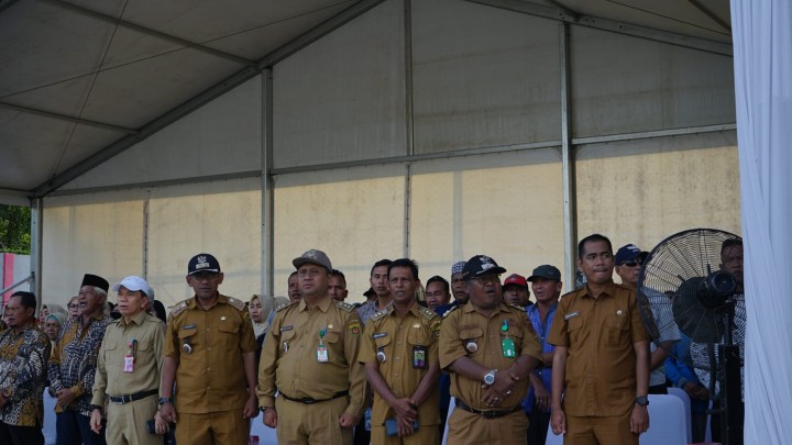 Mengikuti Kegiatan Walikota Menyapa ( PROBEBAYA) di Sakha Socccer Kelurahan Sungai Kapih