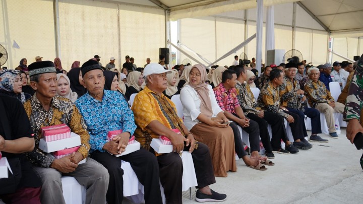 Mengikuti Kegiatan Walikota Menyapa ( PROBEBAYA) di Sakha Socccer Kelurahan Sungai Kapih