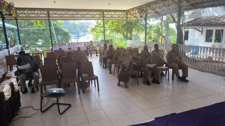 Mengikuti kegiatan Rapat agenda Musrembang di Kecamatan Sambutan