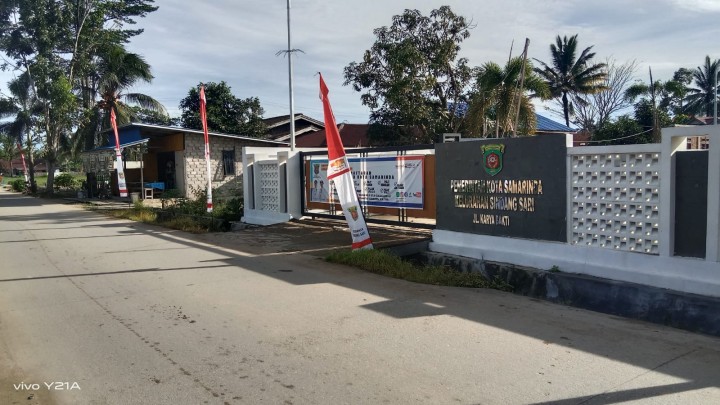 Pemasangan Umbul-umbul memperingati HUT Kota Samarinda