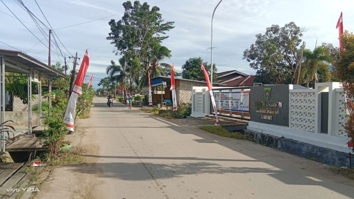 Pemasangan Umbul-umbul memperingati HUT Kota Samarinda