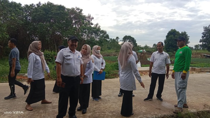 Peninjauan Lokasi Makam oleh Bu Camat berserta rombongan di dampingin oleh kasi ekobang dan kesra dan staf .