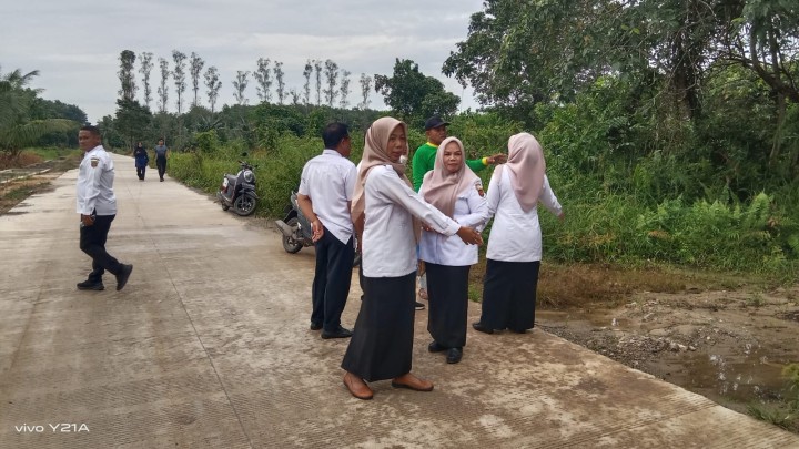 Peninjauan Lokasi Makam oleh Bu Camat berserta rombongan di dampingin oleh kasi ekobang dan kesra dan staf .