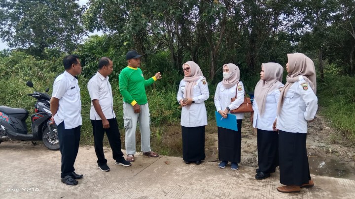 Peninjauan Lokasi Makam oleh Bu Camat berserta rombongan di dampingin oleh kasi ekobang dan kesra dan staf .