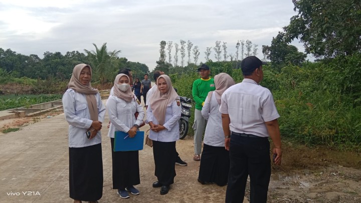 Peninjauan Lokasi Makam oleh Bu Camat berserta rombongan di dampingin oleh kasi ekobang dan kesra dan staf .