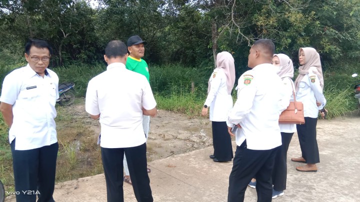 Peninjauan Lokasi Makam oleh Bu Camat berserta rombongan di dampingin oleh kasi ekobang dan kesra dan staf .