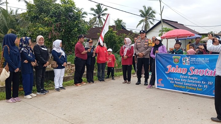 Memperingati HUT  Kota Samarinda dan HUT Pemerintah Kota . Kegiatan Jalan Santai Di wilayah Kelurahan Sindang Sari.