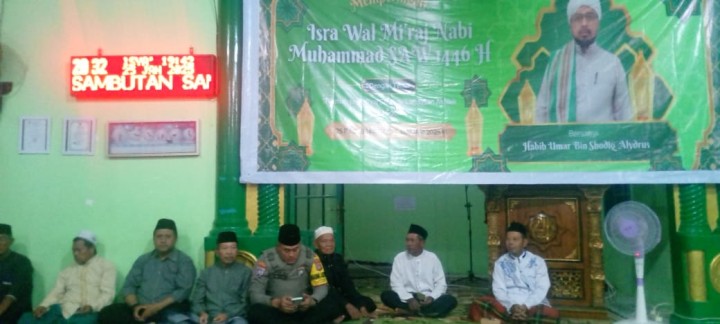 Menghadiri Israj Midraj di Masjid Al Misbah Kelurahan Sindang Sari