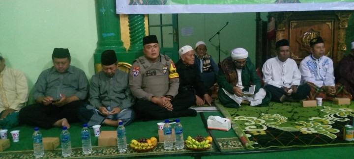 Menghadiri Israj Midraj di Masjid Al Misbah Kelurahan Sindang Sari