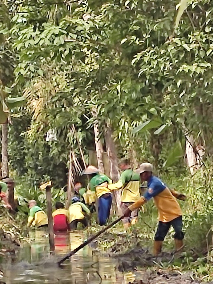 Membersihkan Aliran Draenase/Parit di RT 07 dan RT 06 oleh PUPR dan Warga Sekitar
