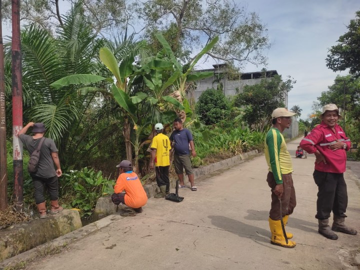 Membersihkan Aliran Draenase/Parit di RT 07 dan RT 06 oleh PUPR dan Warga Sekitar