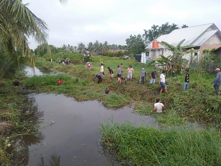 Gotong Royong Masal di Wilayah Kelurahan Sindang sari