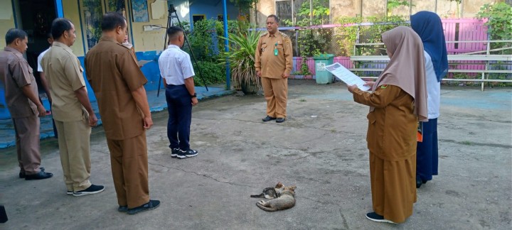 Rutinitas apel pagi di lingkungan pemerintahan kelurahan sindang sari