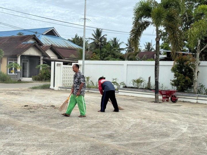 Gotong Royong Lingkungan Kantor Kelurahan Sindang Sari