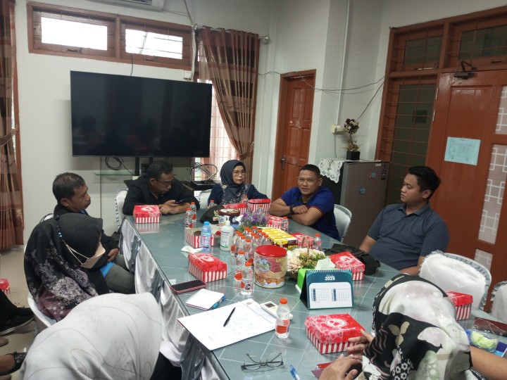 Penjelasan Tentang Uang Panjar Kegiatan Tahun 2025. Di Hadiri oleh Lurah dan staf.