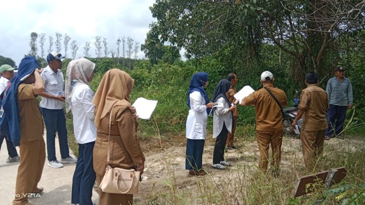 Peninjauan Tim PUPR dan Tim Bappeda Pemerintah Kota samarinda ke Lokasi Jalan Dahlia menuju jalan poros samarinda-anggana dan Lahan Pemakaman yang akan terealisasikan Pengecoran jalan