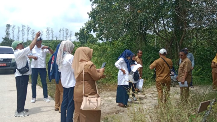 Peninjauan Tim PUPR dan Tim Bappeda Pemerintah Kota samarinda ke Lokasi Jalan Dahlia menuju jalan poros samarinda-anggana dan Lahan Pemakaman yang akan terealisasikan Pengecoran jalan