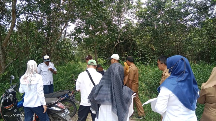 Peninjauan Tim PUPR dan Tim Bappeda Pemerintah Kota samarinda ke Lokasi Jalan Dahlia menuju jalan poros samarinda-anggana dan Lahan Pemakaman yang akan terealisasikan Pengecoran jalan