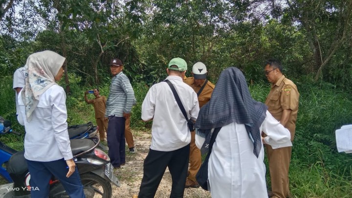 Peninjauan Tim PUPR dan Tim Bappeda Pemerintah Kota samarinda ke Lokasi Jalan Dahlia menuju jalan poros samarinda-anggana dan Lahan Pemakaman yang akan terealisasikan Pengecoran jalan