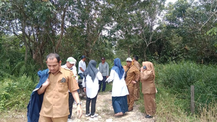 Peninjauan Tim PUPR dan Tim Bappeda Pemerintah Kota samarinda ke Lokasi Jalan Dahlia menuju jalan poros samarinda-anggana dan Lahan Pemakaman yang akan terealisasikan Pengecoran jalan