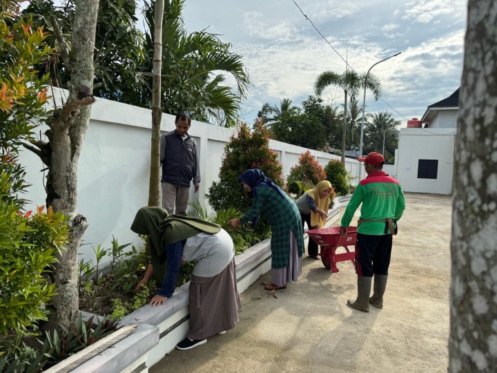 Gotong Royong Lingkungan Sekitar halaman Kantor Kelurahan oleh pegawai Kelurahan.