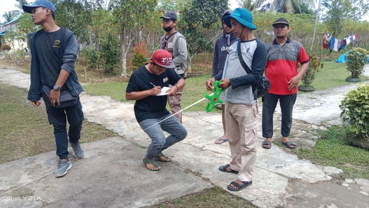 Meninjau Lapangan titik lokasi yang akan di bangun projek semenisasi Oleh Program PROBEBAYA jalan di wilayah RT.1-9 Sindang Sari