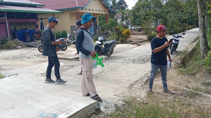 Meninjau Lapangan titik lokasi yang akan di bangun projek semenisasi Oleh Program PROBEBAYA jalan di wilayah RT.1-9 Sindang Sari