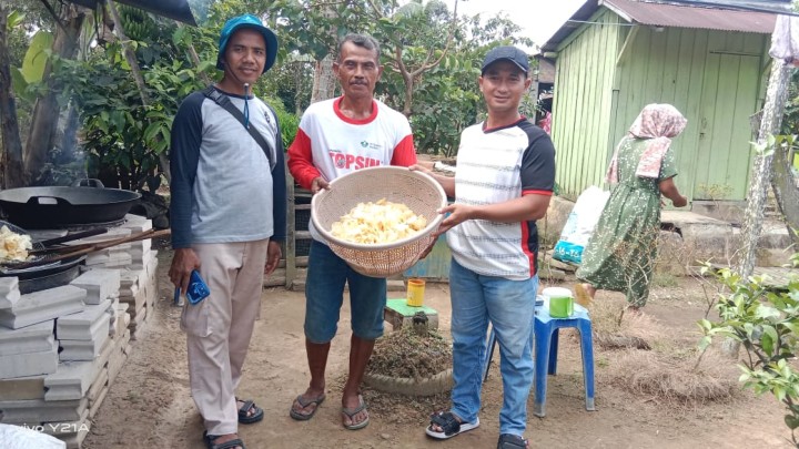 Meninjau Lapangan titik lokasi yang akan di bangun projek semenisasi Oleh Program PROBEBAYA jalan di wilayah RT.1-9 Sindang Sari