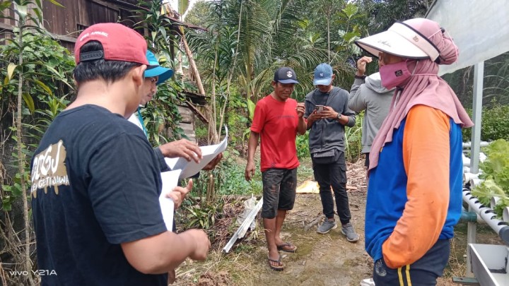 Meninjau Lapangan titik lokasi yang akan di bangun projek semenisasi Oleh Program PROBEBAYA jalan di wilayah RT.1-9 Sindang Sari