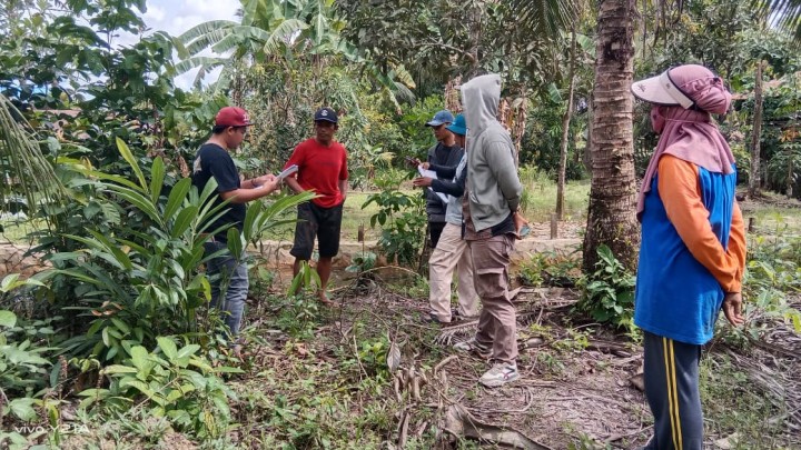 Meninjau Lapangan titik lokasi yang akan di bangun projek semenisasi Oleh Program PROBEBAYA jalan di wilayah RT.1-9 Sindang Sari