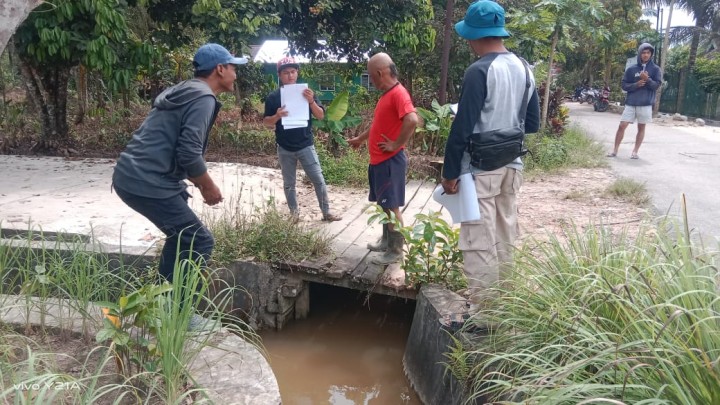 Meninjau Lapangan titik lokasi yang akan di bangun projek semenisasi Oleh Program PROBEBAYA jalan di wilayah RT.1-9 Sindang Sari