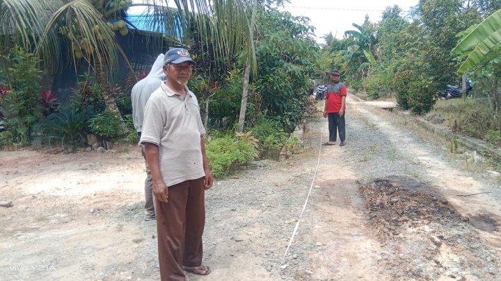 Meninjau Lapangan titik lokasi yang akan di bangun projek semenisasi Oleh Program PROBEBAYA jalan di wilayah RT.1-9 Sindang Sari
