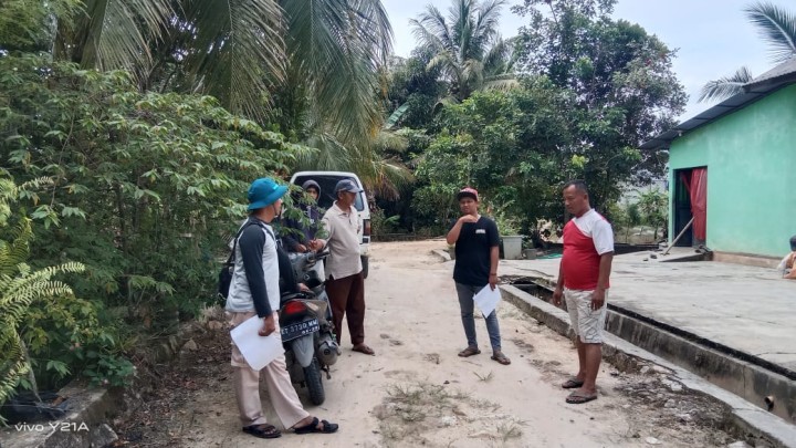 Meninjau Lapangan titik lokasi yang akan di bangun projek semenisasi Oleh Program PROBEBAYA jalan di wilayah RT.1-9 Sindang Sari