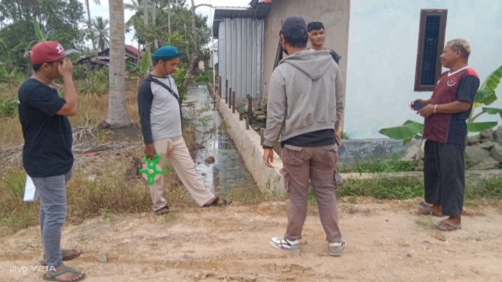 Meninjau Lapangan titik lokasi yang akan di bangun projek semenisasi Oleh Program PROBEBAYA jalan di wilayah RT.1-9 Sindang Sari