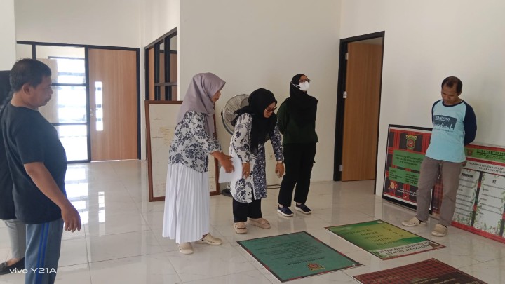 Kunjungan Bu Camat Sambutan sehubungan dengan persiapan kelurahan Sindang Sari mengikuti lomba kelurahan tahun 2025.