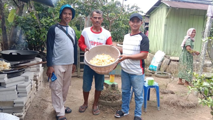 Meninjau Produk UMKM Pembuatan Kripik Singkong oleh kasi ekobang dan staf.