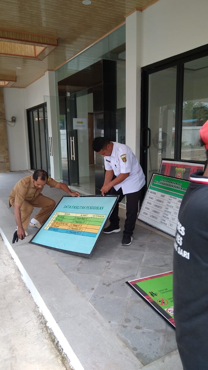 Kegiatan Pembersihan Bener/plang yang akan di perbaharui untuk mengikuti lomba kelurahan tingkat kota