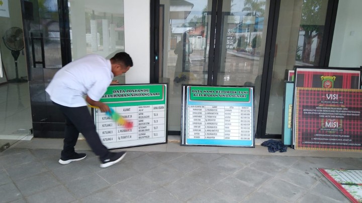 Kegiatan Pembersihan Bener/plang yang akan di perbaharui untuk mengikuti lomba kelurahan tingkat kota