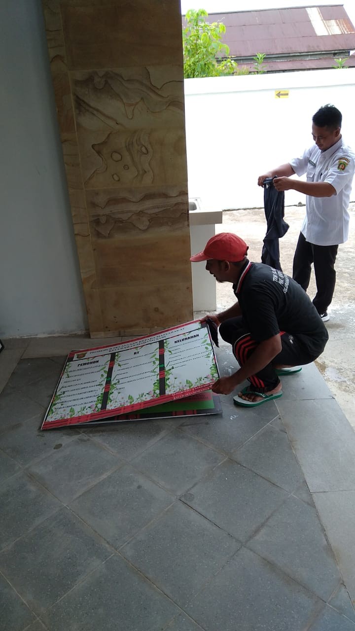 Kegiatan fasilitasi warga disabilitas untuk menerima buku rekening bank kaltimtara di kelurahan.