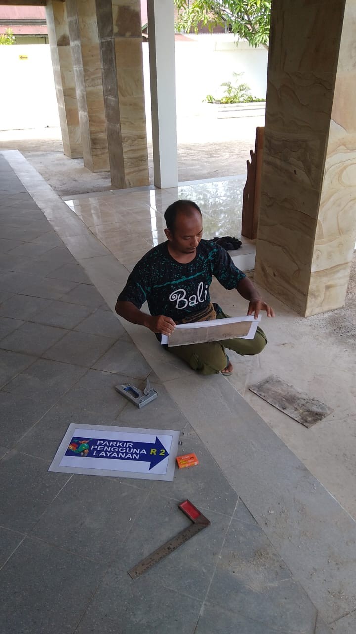 Kegiatan membersihkan perlengkapan barang kantor dan pemasangan benner untuk pesiapan lomba kelurahan tahun 2025.