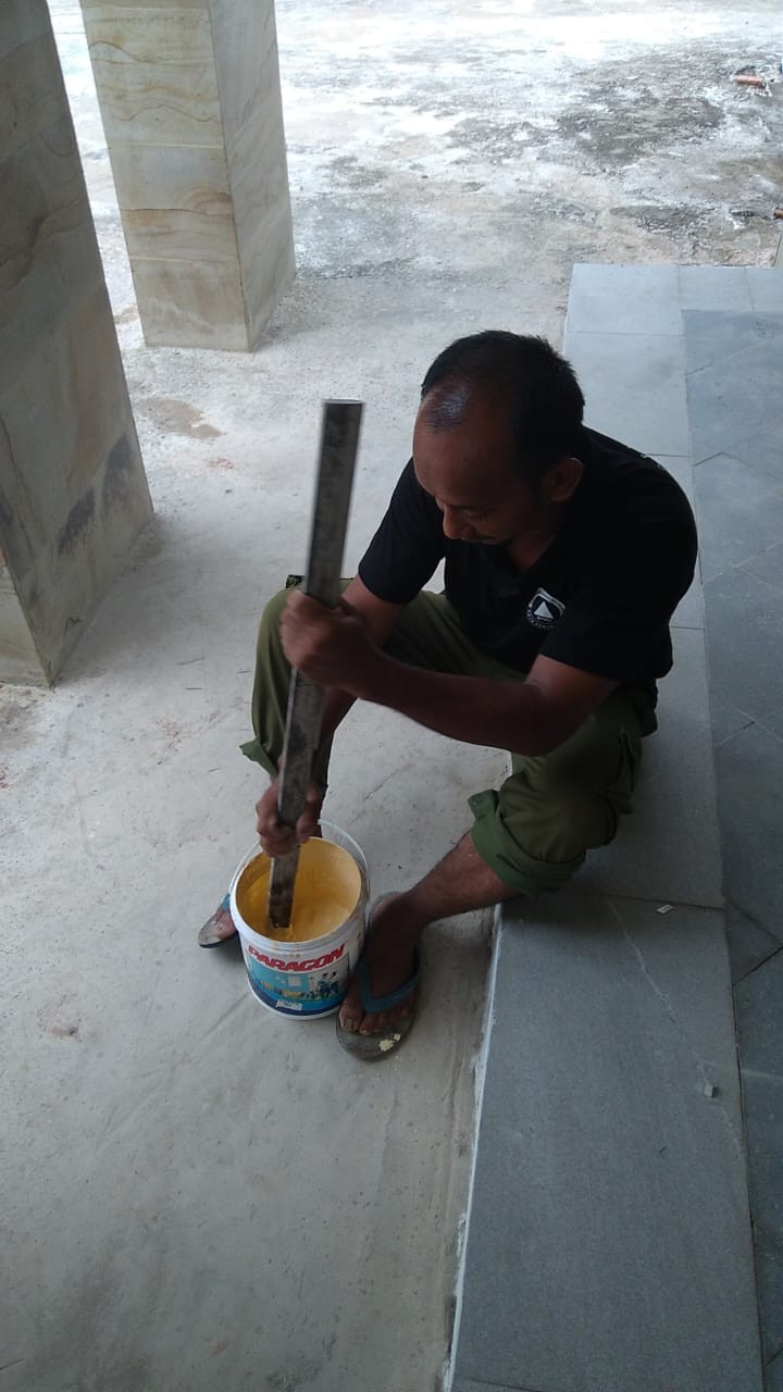 Kegiatan membersihkan perlengkapan barang kantor dan pemasangan benner untuk pesiapan lomba kelurahan tahun 2025.