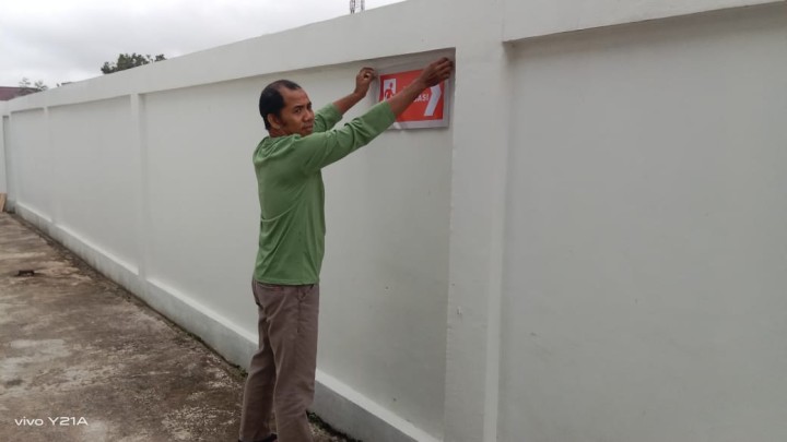 Kegiatan membersihkan perlengkapan barang kantor dan pemasangan benner untuk pesiapan lomba kelurahan tahun 2025.