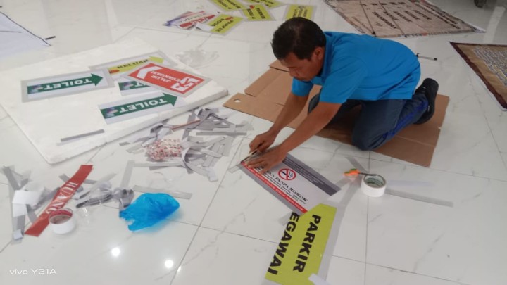 Kegiatan membersihkan perlengkapan barang kantor dan pemasangan benner untuk pesiapan lomba kelurahan tahun 2025.